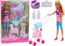 Panenka Anlily s pejskem ve vozíku