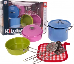 Barevné kovové hrnce a kuchyňské náčiní