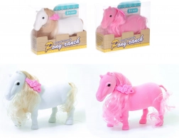 Kůň s ozdobnou sponou