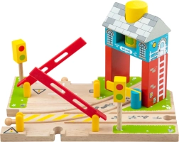 Dřevěný železniční přejezd s návěstím