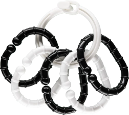 Černobílé kroužky s přívěsky pro miminka