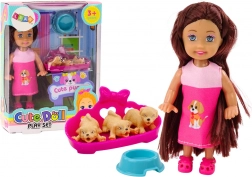 Mini panenka s dlouhými vlasy a třemi pejsky v pelíšku