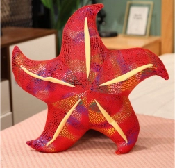 Plyšová červená hvězdice – polštářek 20 cm