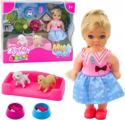 Mini panenka se dvěma pejsky a miskami