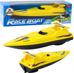 Žlutá poháněná motorová loď na baterie