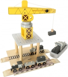 Dřevěný jeřáb na přístavišti s lodí a auty