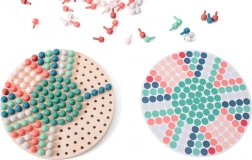 Dřevěná mozaika s kolíčky a šablonami