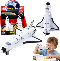 Kovový vesmírný raketoplán s natahovacím pohonem, bílý