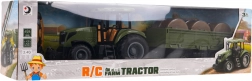 Zelený dálkově ovládaný traktor s přívěsem