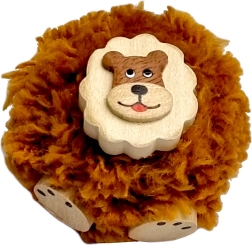 2KIDS TOYS dřevěná magnetka s pomponem – lev