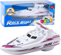 Bílá motorová loďka na baterie