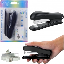 Černá kancelářská sešívačka s kapacitou až 30 listů