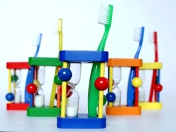 Stojánek na zubní kartáček s přesýpacími hodinami HESS