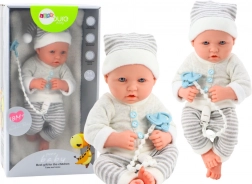 Lifelike baby doll v bílo-šedém oblečku s čepičkou a dudlíkem