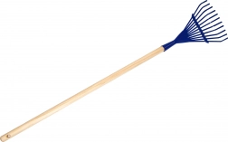 Kovové hrábě na listí s dřevěnou rukojetí