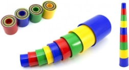 Barevná stohovací pyramida z kelímků