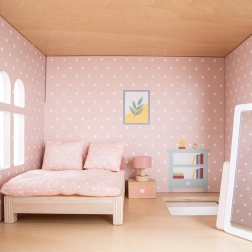 dřevěný domeček pro panenky s nábytkem