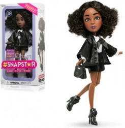 Panenka Snapstar Dawn se zeleným pozadím