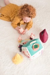 Textilní domeček Lilliputiens s pohádkou O vlkovi a třech prasátkách