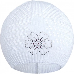 pletená čepička s kytičkou bílá