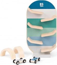 dřevěná autodráha s autíčky a oblouky