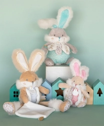 Plyšový zajíček s chrastítkem a držákem na dudlík 21 cm