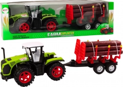 Zelený farmářský traktor s přívěsem na klády