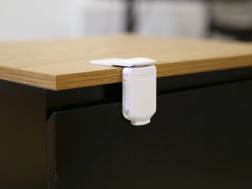 Bílý bezpečnostní zámek na skříňky a zásuvky