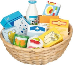 Dřevěný nákupní košík s potravinami pro děti