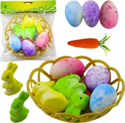 Velikonoční dekorace s košíčkem s králíčky, vejci a mrkví