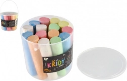 Barevné chodníkové křídy v kyblíku