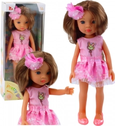 Panenka v růžových šatech s dlouhými hnědými vlasy a květinovou sponou