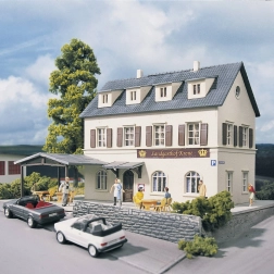 Piko Hobby venkovský hostinec Koruna H0 stavebnice