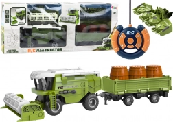 RC zemědělský kombajn se zelenou přívěsnou kárkou