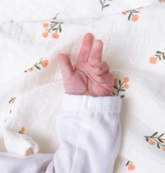 Mušelínové pleny s květinovým motivem A Little Lovely Company