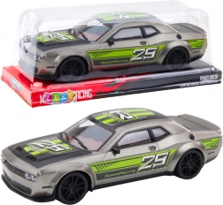 Sportovní auto se zadním pohonem stříbrno-zelené