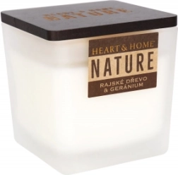 Velká svíčka vanilka a světlé dřevo