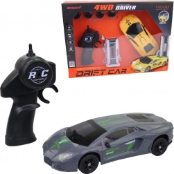 Elektroauto na ovládání s vyměnitelnými koly a funkcí driftování