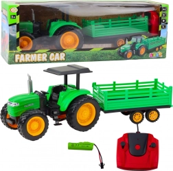 Zelený zdalně řízený farmářský traktor s přívěsem