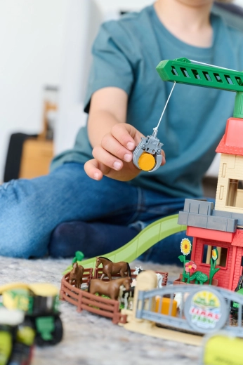 Funkční jeřáb s kladkou pro zvedání nákladu