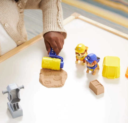 Nástroje a váleček se stopami