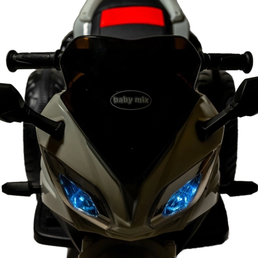 LED světlomety a stabilní tříkolová konstrukce