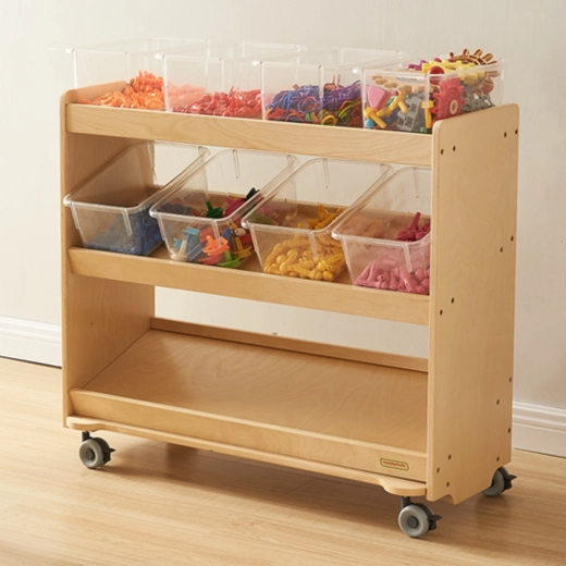 Šikmé police pro rychlý přehled