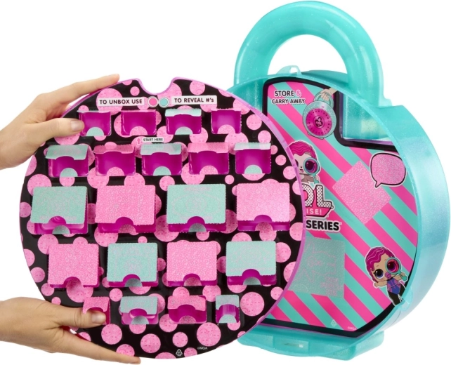 Více než 40 překvapení v jednom kufříku