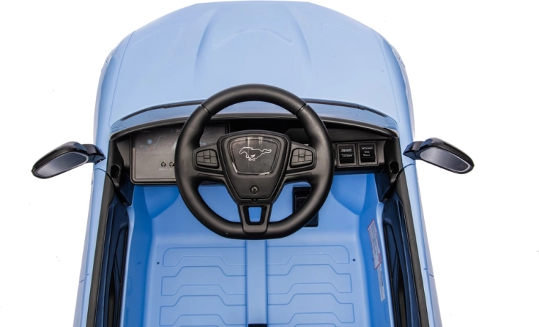 Ovládací prvky na volantu a interiér