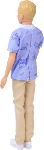 Stylový outfit s košilí a světlými kalhotami