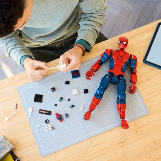 Minifigurka, cedulka se jménem a zábavné stavění v LEGO Builder