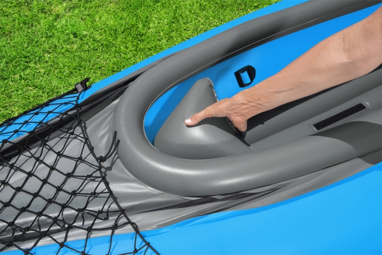 Pohodlný kokpit a praktické úložné sítě