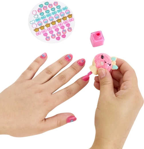 Lakování a zdobení nehtů s roztomilými samolepkami