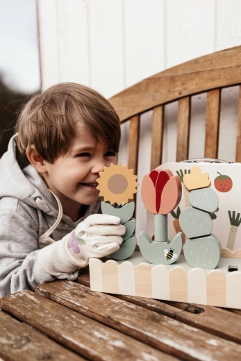 Zahradní hra s pastelovým dřevěným designem